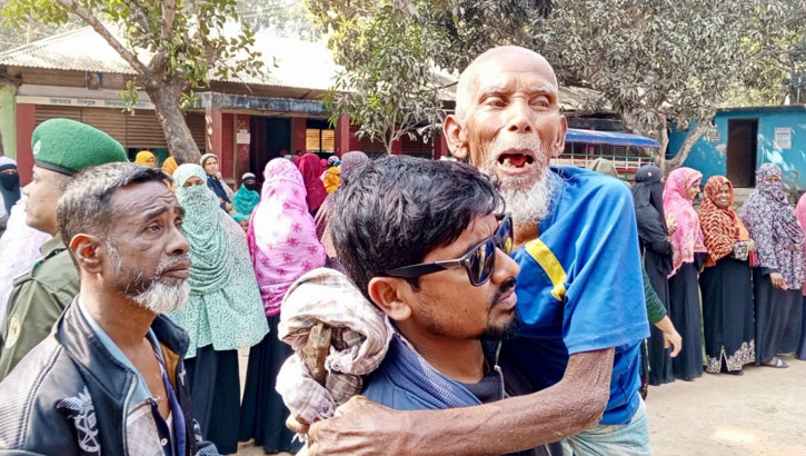 পাবনায় নাতির কোলে চড়ে ভোটকেন্দ্রে ৯০ বছরের বৃদ্ধ